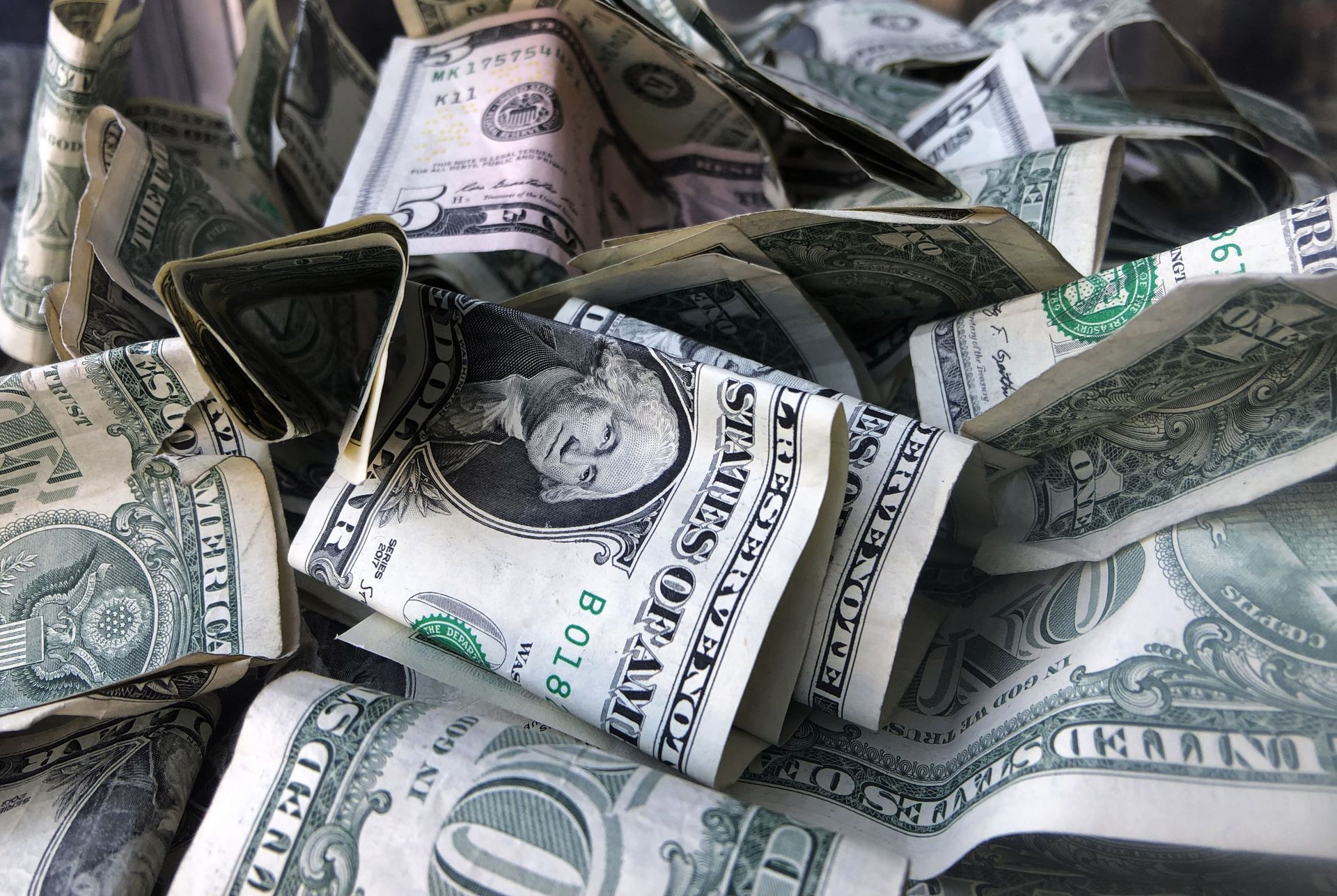 This April 3, 2019, file photo shows a tip box filled with U.S. currency in New York. In these uncertain times, financial advisers are urging clients to not only have an emergency fund but also to consider expanding their rainy-day savings. - Sputnik International, 1920, 14.10.2021