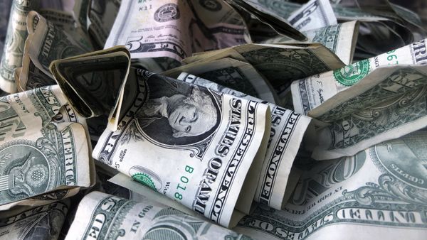 This April 3, 2019, file photo shows a tip box filled with U.S. currency in New York. In these uncertain times, financial advisers are urging clients to not only have an emergency fund but also to consider expanding their rainy-day savings. - Sputnik International