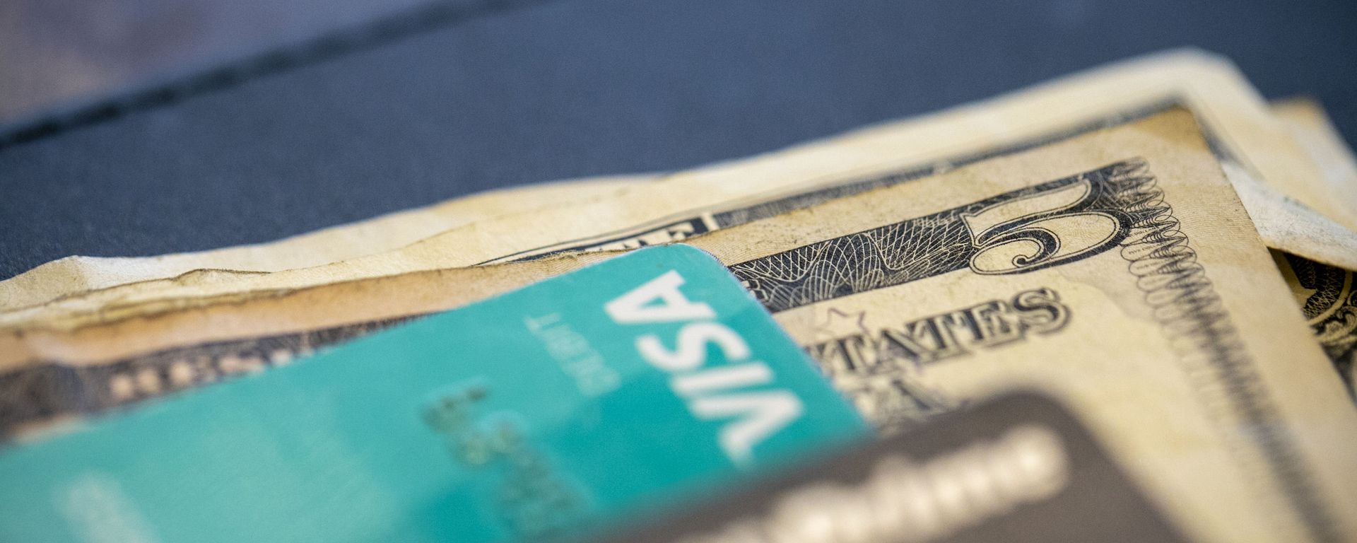 In this Aug. 11, 2019 file photo, U.S. currency and credit cards sit on a table at a restaurant in New Orleans. - Sputnik International, 1920, 26.11.2022