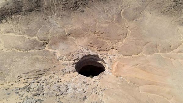 An aerial view taken on June 6, 2021 shows the Well of Barhout known as the Well of Hell in the desert of Yemen's Al-Mahra province - Sputnik International