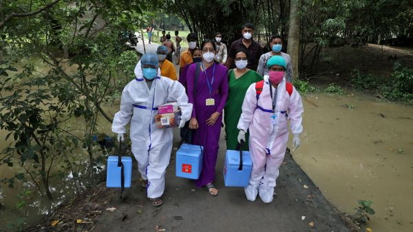 Healthcare workers carry COVISHIELD vaccine, a coronavirus disease (COVID-19) vaccine manufactured by Serum Institute of India, to inoculate villagers during a door-to-door vaccination and testing drive at Uttar Batora Island in Howrah district in West Bengal state, India, June 21, 2021 - Sputnik International