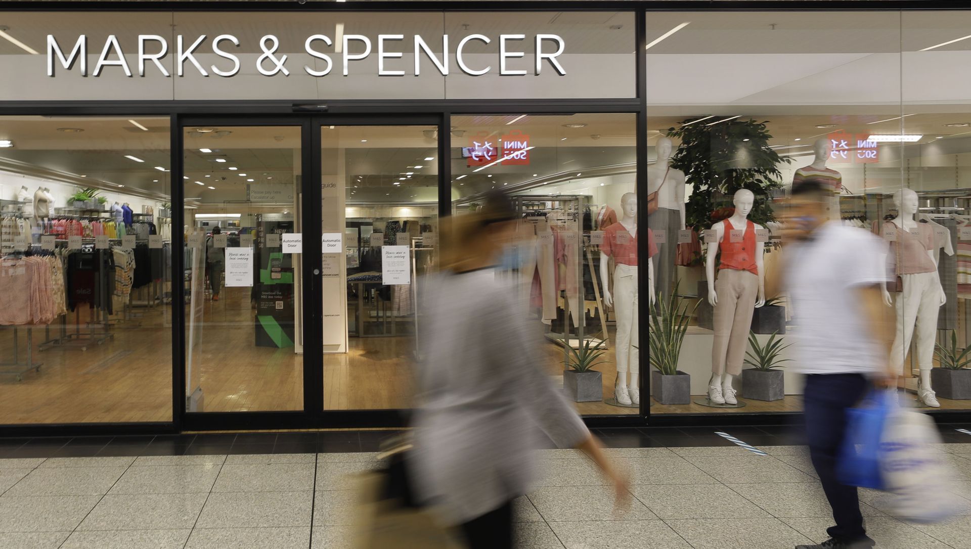 Shoppers pass a branch of Marks and Spencer in London Shoppers pass a branch of Marks and Spencer in London - Sputnik International, 1920, 22.06.2021