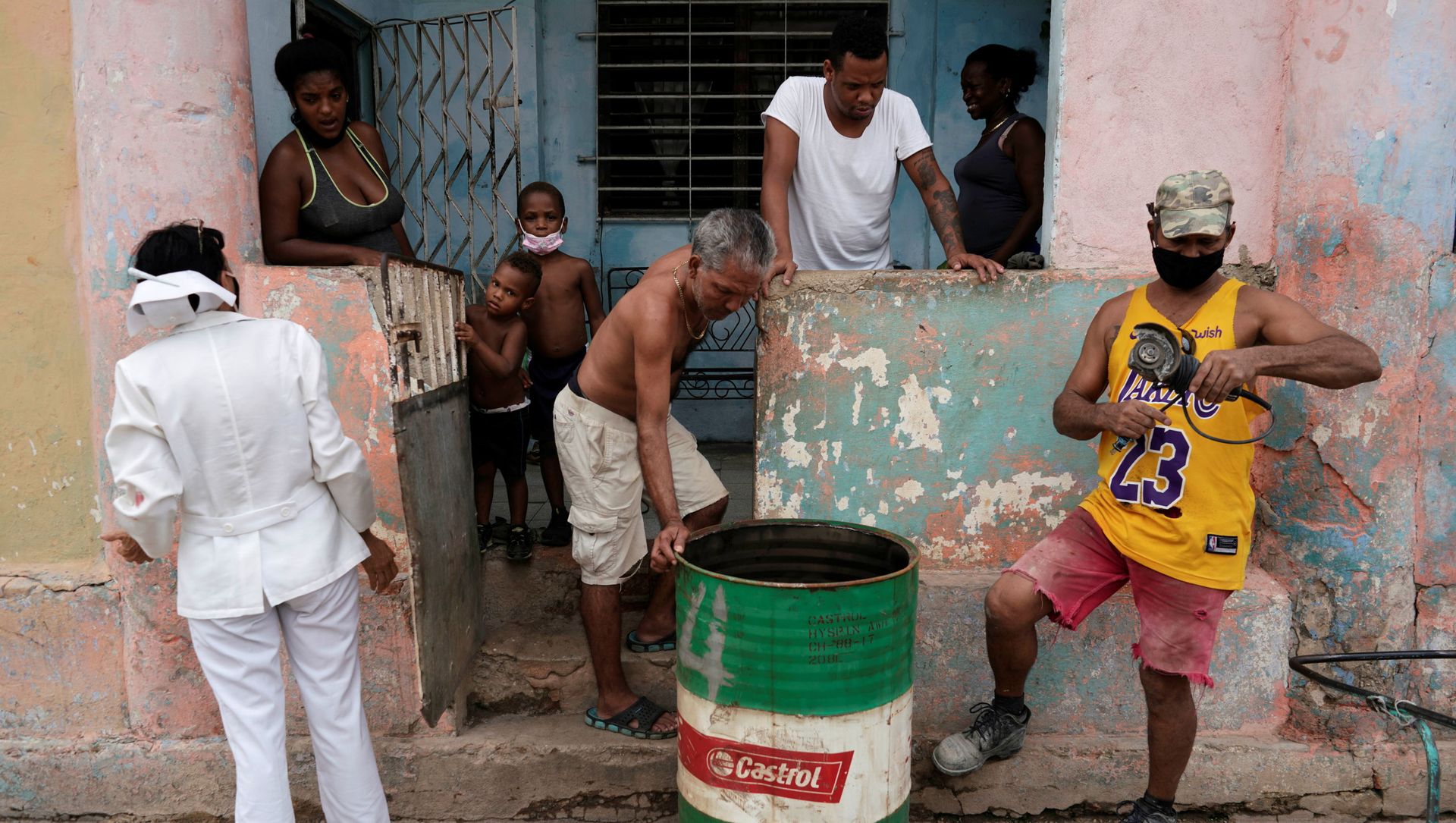 A nurse asks a family to go to a vaccination center amid concerns about the spread of the coronavirus disease (COVID-19), in Havana, Cuba, June 17, 2021. A nurse asks a family to go to a vaccination center amid concerns about the spread of the coronavirus disease (COVID-19), in Havana, Cuba, June 17, 2021. - Sputnik International, 1920, 22.06.2021
