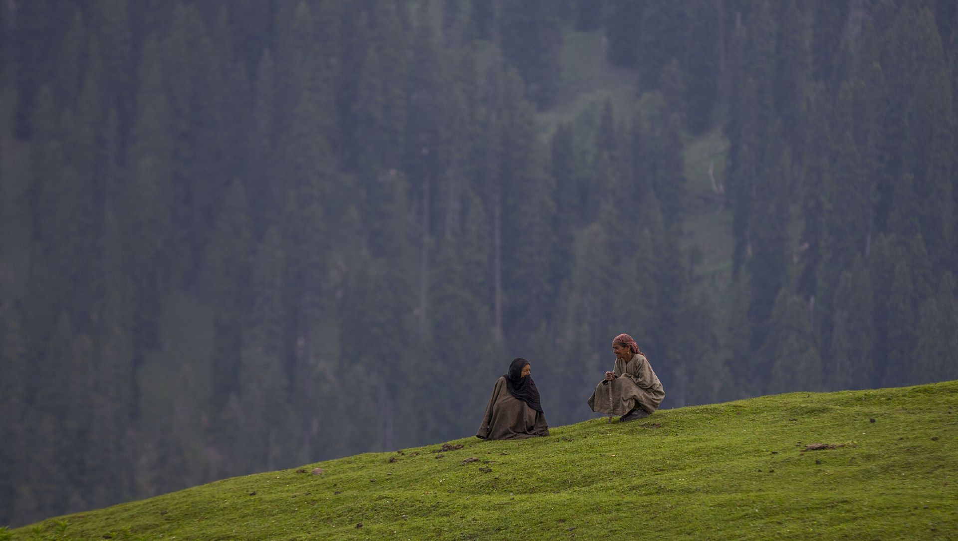 Kashmiri village women talk as they sit on a hillock in Tosamaidan, southwest of Srinagar, Indian controlled Kashmir, Monday, June 21, 2021. Kashmiri village women talk as they sit on a hillock in Tosamaidan, southwest of Srinagar, Indian controlled Kashmir, Monday, June 21, 2021. - Sputnik International, 1920, 22.06.2021