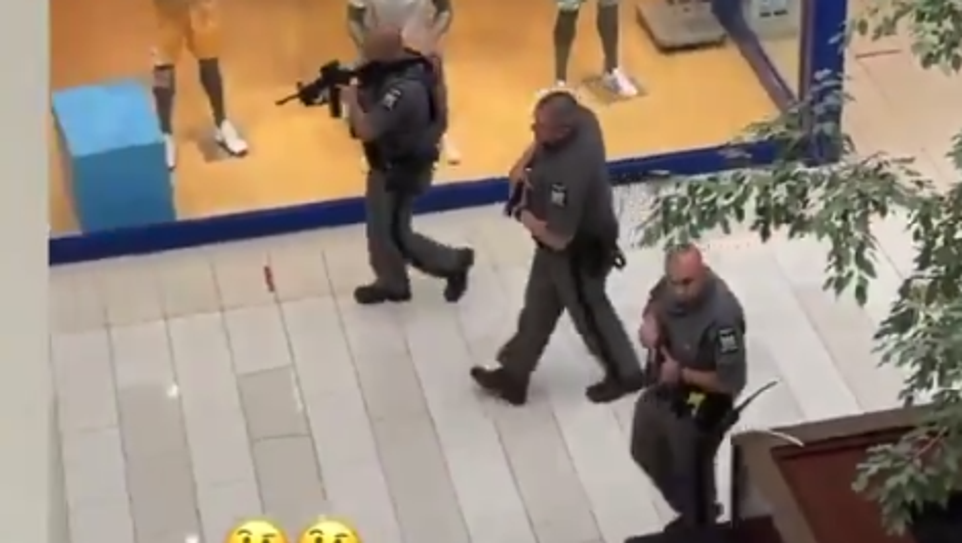 Police scan the inside of the Galleria Mall in New York, following reports of an active shooter. (6/22/2021) Police scan the inside of the Galleria Mall in New York, following reports of an active shooter. (6/22/2021) - Sputnik International, 1920, 22.06.2021