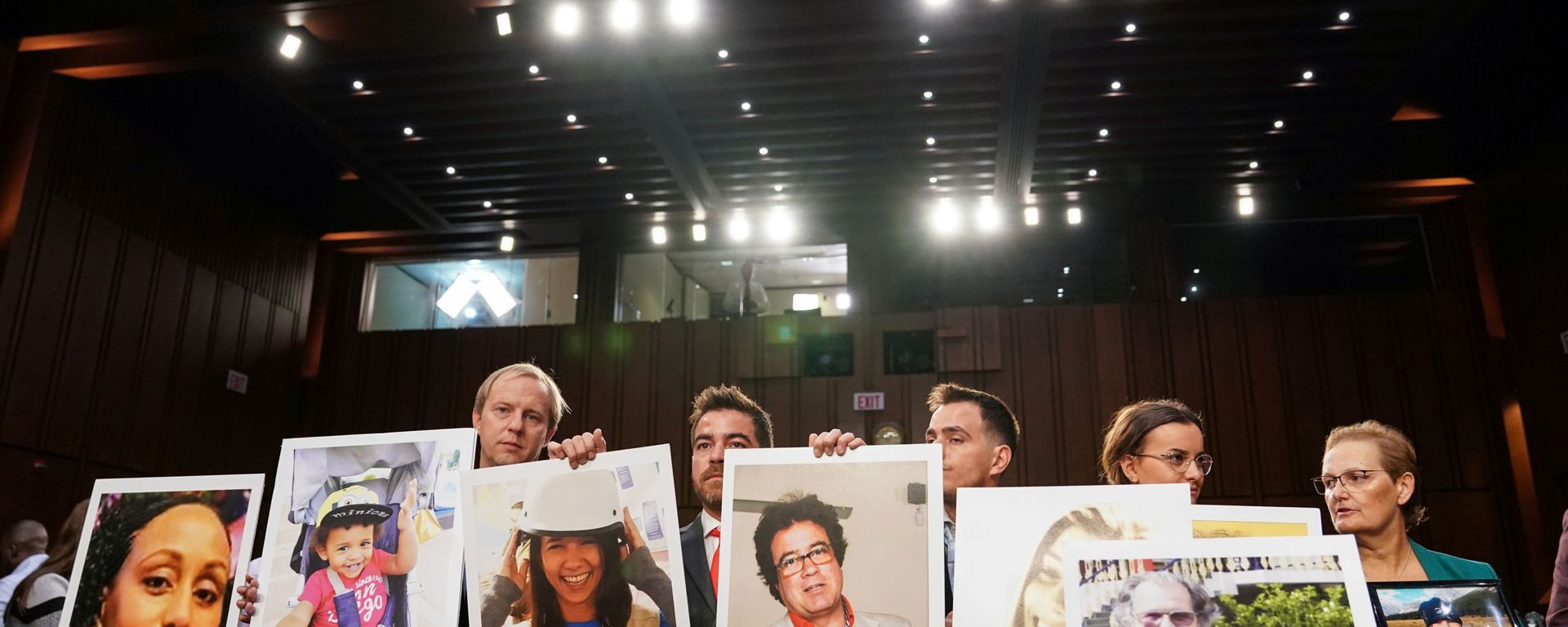 Family members hold photographs of Boeing 737 MAX crash victims lost in two deadly 737 MAX crashes that killed 346 people as Boeing CEO Dennis Muilenburg testifies before a Senate Commerce, Science and Transportation Committee hearing on “aviation safety” and the grounded 737 MAX on Capitol Hill in Washington, U.S., October 29, 2019 - Sputnik International, 1920, 22.06.2021