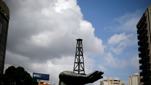 A sculpture is seen outside a building of Venezuela's state oil company PDVSA in Caracas, Venezuela June 14, 2016.  - Sputnik International