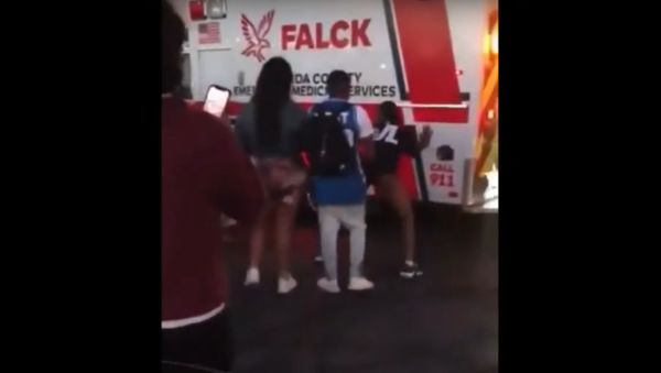 RU Oakland Girls Twerking On The Side Of An Ambulance After A Man Got Shot At A Juneteenth Celebration - Sputnik International