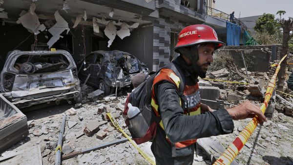 A rescue worker examine the site of explosion in Lahore, Pakistan, Wednesday, June 23, 2021 - Sputnik International