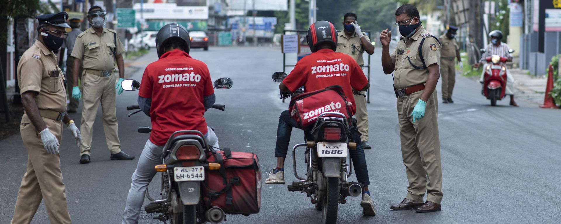 Policemen check the credentials of food delivery personnel during a lockdown imposed to curb the spread of coronavirus in Kochi, Kerala state, India, Saturday, May 8, 2021 Policemen check the credentials of food delivery personnel during a lockdown imposed to curb the spread of coronavirus in Kochi, Kerala state, India, Saturday, May 8, 2021 - Sputnik International, 1920, 07.09.2021