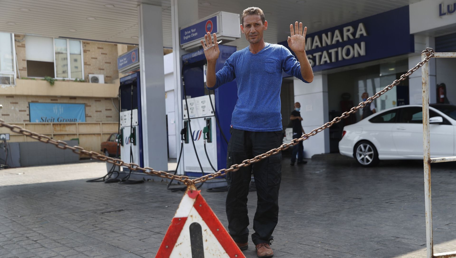 A gas station workers gestures as he saying no fuel at the station, in Beirut, Lebanon, Wednesday, July 29, 2020. A gas station workers gestures as he saying no fuel at the station, in Beirut, Lebanon, Wednesday, July 29, 2020. - Sputnik International, 1920, 23.06.2021