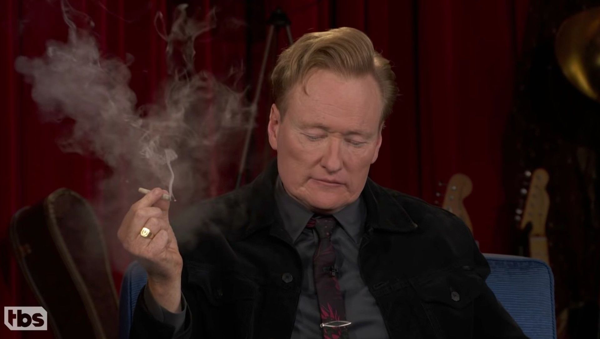 Screenshot captures the moment in which late-night host Conan O'Brien smokes a marijuana joint with sidekick Andy Richter and guest Seth Rogen. Screenshot captures the moment in which late-night host Conan O'Brien smokes a marijuana joint with sidekick Andy Richter and guest Seth Rogen. - Sputnik International, 1920, 23.06.2021
