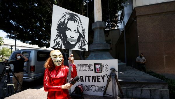 Gabriela Ruiz holding a sign protests in support of pop star Britney Spears on the day of a conservatorship case hearing at Stanley Mosk Courthouse in Los Angeles, California, U.S. June 23, 2021. - Sputnik International