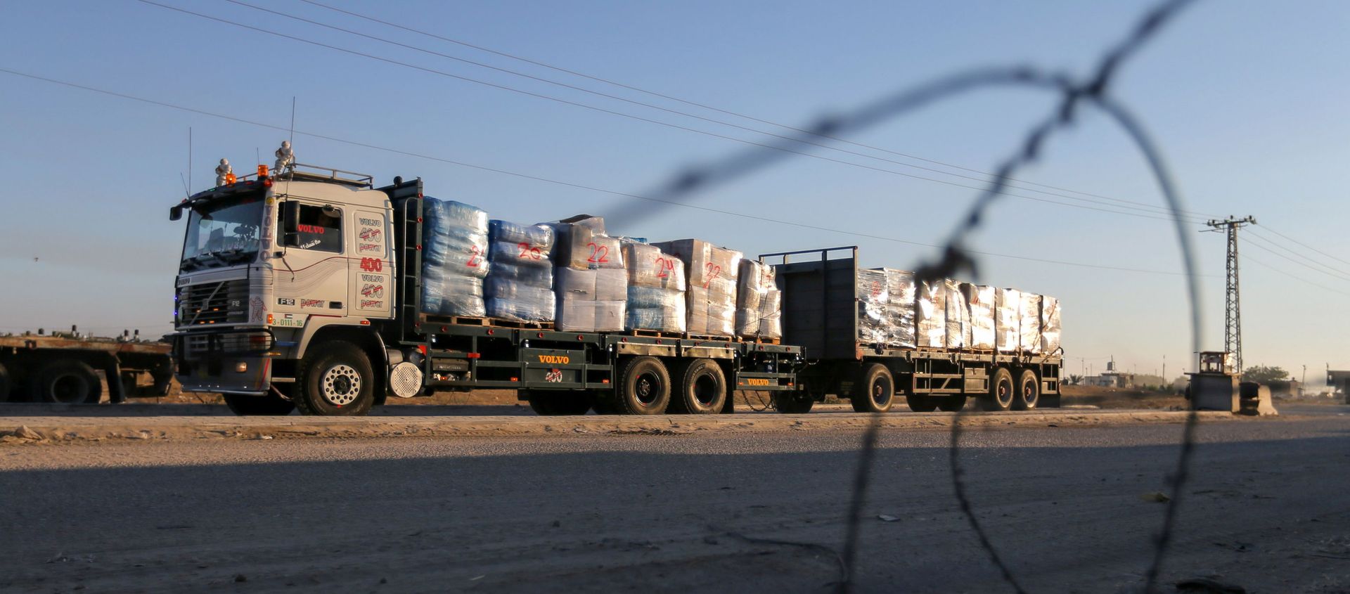 A truck carrying clothes for export is seen at Kerem Shalom crossing in Rafah in the southern Gaza Strip, June 21, 2021. A truck carrying clothes for export is seen at Kerem Shalom crossing in Rafah in the southern Gaza Strip, June 21, 2021. - Sputnik International, 1920, 24.06.2021