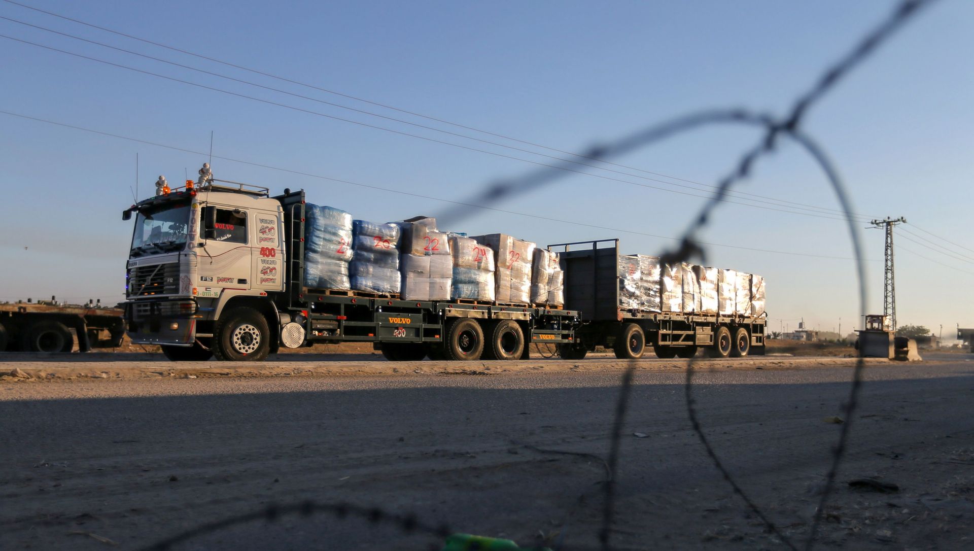 A truck carrying clothes for export is seen at Kerem Shalom crossing in Rafah in the southern Gaza Strip, June 21, 2021. A truck carrying clothes for export is seen at Kerem Shalom crossing in Rafah in the southern Gaza Strip, June 21, 2021. - Sputnik International, 1920, 24.06.2021