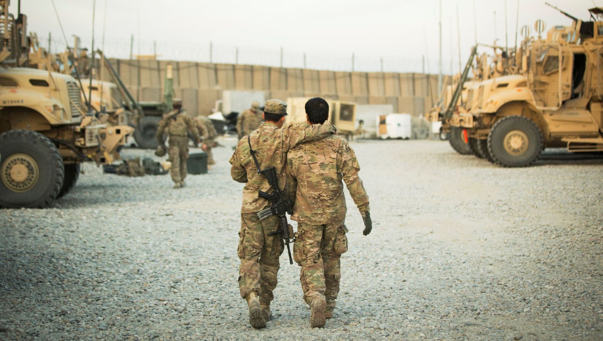 FILE PHOTO: A U.S. soldier from the 3rd Cavalry Regiment walks with the unit's Afghan interpreter before a mission near forward operating base Gamberi in the Laghman province of Afghanistan December 11, 2014. FILE PHOTO: A U.S. soldier from the 3rd Cavalry Regiment walks with the unit's Afghan interpreter before a mission near forward operating base Gamberi in the Laghman province of Afghanistan December 11, 2014. - Sputnik International, 1920, 25.06.2021