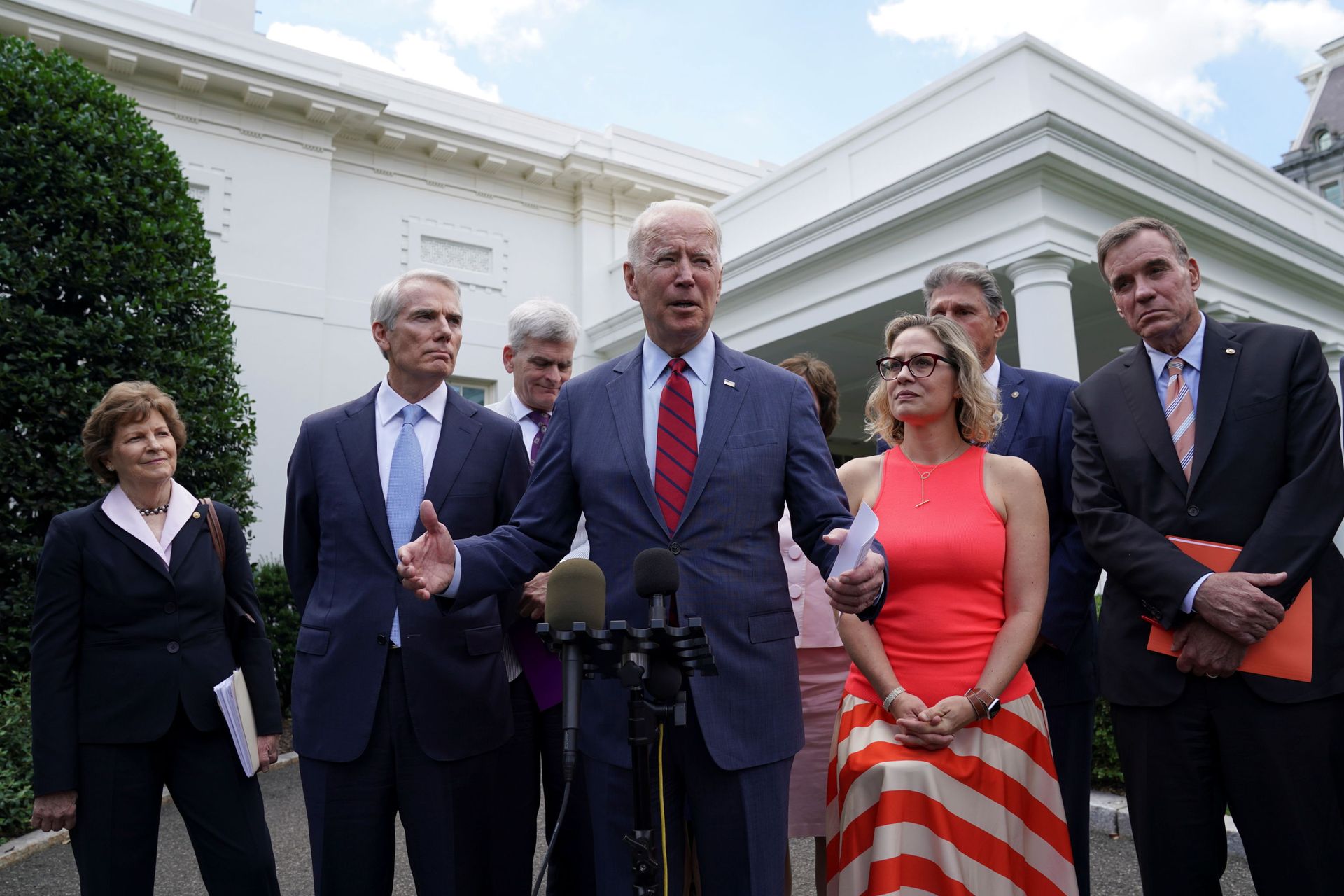 U.S. President Joe Biden speaks following a bipartisan meeting with U.S. senators about the proposed framework for the infrastructure bill, at the White House in Washington, U.S., June 24, 2021. - Sputnik International, 1920, 07.09.2021