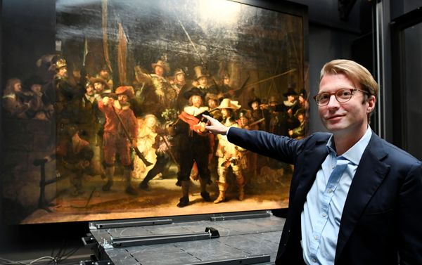 Museum director Taco Dibbits points to Rembrandt's famed Night Watch, which is back on display in what researchers say in its original size, with missing parts temporarily restored in an exhibition aided by artificial intelligence, at Rijksmuseum in Amsterdam, Netherlands June 23, 2021. Museum director Taco Dibbits points to Rembrandt's famed Night Watch, which is back on display in what researchers say in its original size, with missing parts temporarily restored in an exhibition aided by artificial intelligence, at Rijksmuseum in Amsterdam, Netherlands June 23, 2021. - Sputnik International