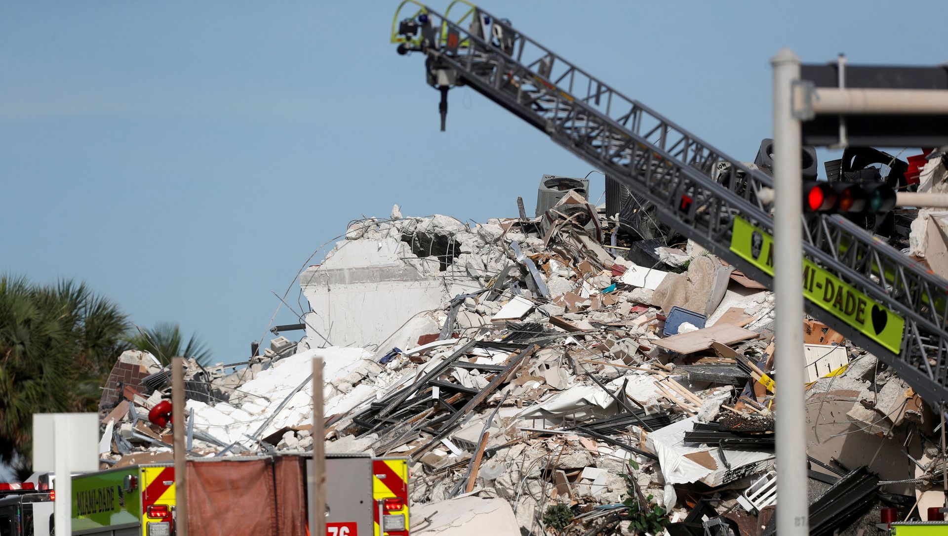 Emergency crew members search for missing residents in a partially collapsed building in Surfside, near Miami Beach, Florida, U.S., June 24, 2021. Emergency crew members search for missing residents in a partially collapsed building in Surfside, near Miami Beach, Florida, U.S., June 24, 2021. - Sputnik International, 1920, 27.06.2021