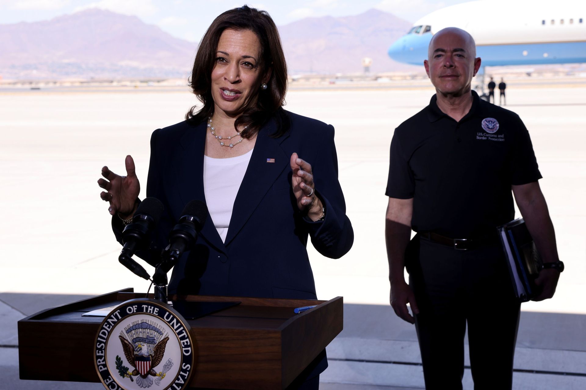 U.S. Vice President Kamala Harris delivers remarks next to Department of Homeland Security (DHS) Secretary Alejandro Mayorkas, before boarding Air Force Two at El Paso International Airport in El Paso, Texas, U.S., June 25, 2021. U.S. Vice President Kamala Harris delivers remarks next to Department of Homeland Security (DHS) Secretary Alejandro Mayorkas, before boarding Air Force Two at El Paso International Airport in El Paso, Texas, U.S., June 25, 2021. - Sputnik International, 1920, 07.09.2021