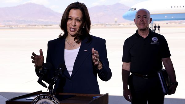 U.S. Vice President Kamala Harris delivers remarks next to Department of Homeland Security (DHS) Secretary Alejandro Mayorkas, before boarding Air Force Two at El Paso International Airport in El Paso, Texas, U.S., June 25, 2021.  - Sputnik International