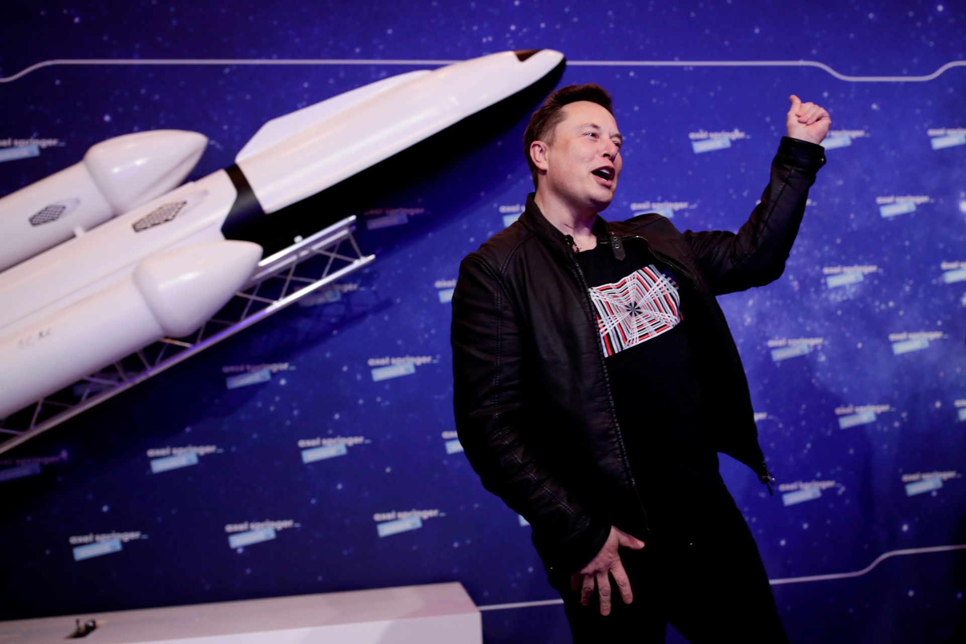 SpaceX owner and Tesla CEO Elon Musk gestures after arriving on the red carpet for the Axel Springer award, in Berlin, Germany, December 1, 2020. SpaceX owner and Tesla CEO Elon Musk gestures after arriving on the red carpet for the Axel Springer award, in Berlin, Germany, December 1, 2020. - Sputnik International, 1920, 07.09.2021