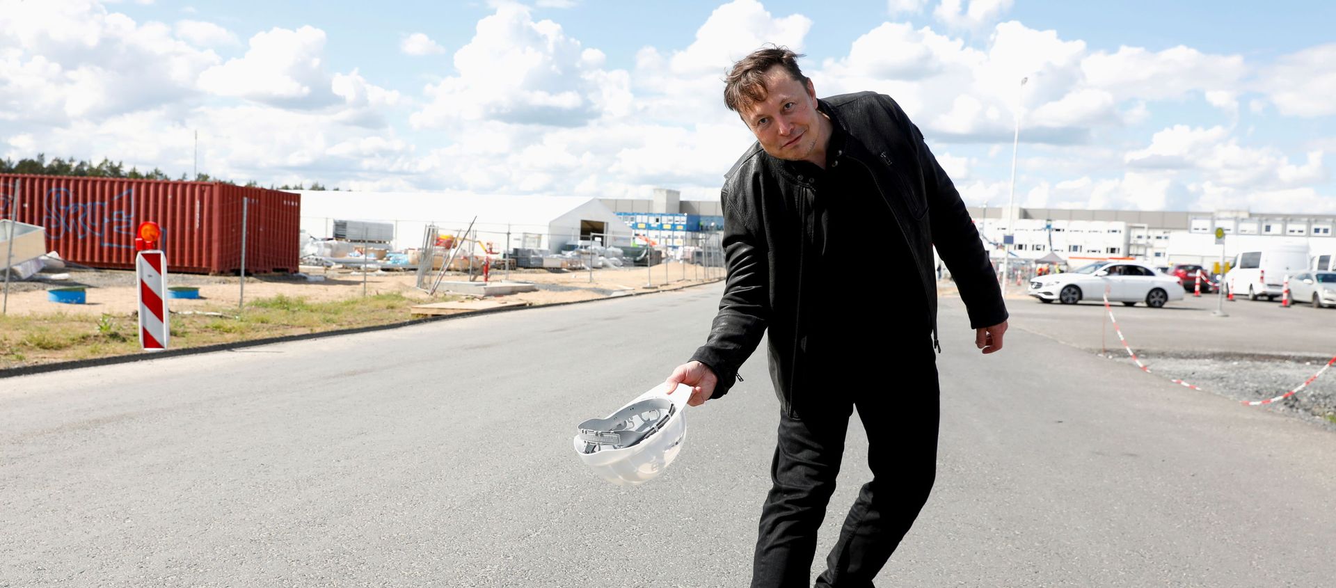 SpaceX founder and Tesla CEO Elon Musk holds a helmet as he visits the construction site of Tesla's gigafactory in Gruenheide, near Berlin, Germany, May 17, 2021. SpaceX founder and Tesla CEO Elon Musk holds a helmet as he visits the construction site of Tesla's gigafactory in Gruenheide, near Berlin, Germany, May 17, 2021. - Sputnik International, 1920, 26.06.2021