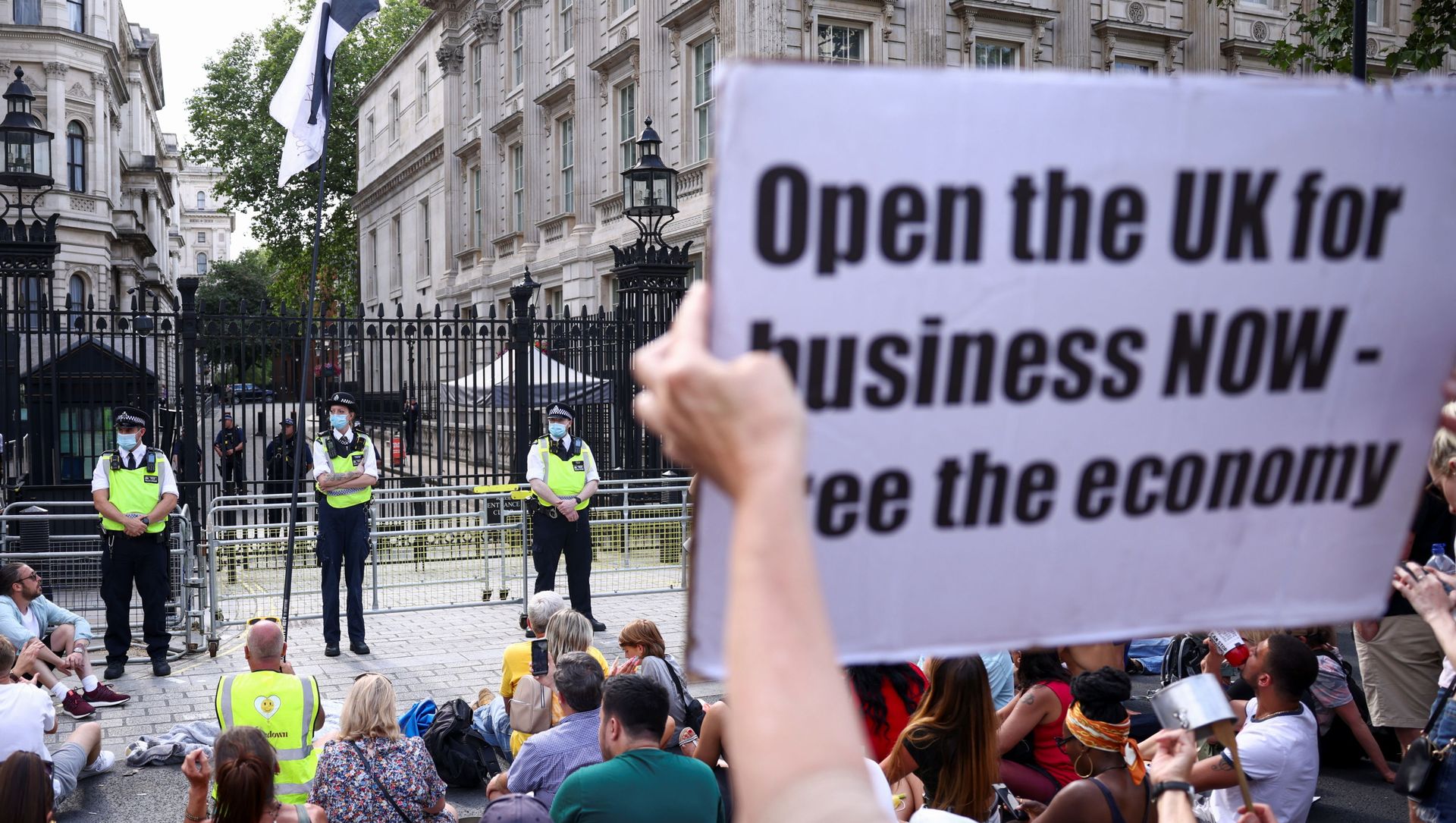 Police officers stand guard during an anti-lockdown and anti-vaccine protest, amid the coronavirus disease (COVID-19) pandemic, outside Downing Street, London, Britain, June 14, 2021. Police officers stand guard during an anti-lockdown and anti-vaccine protest, amid the coronavirus disease (COVID-19) pandemic, outside Downing Street, London, Britain, June 14, 2021. - Sputnik International, 1920, 26.06.2021