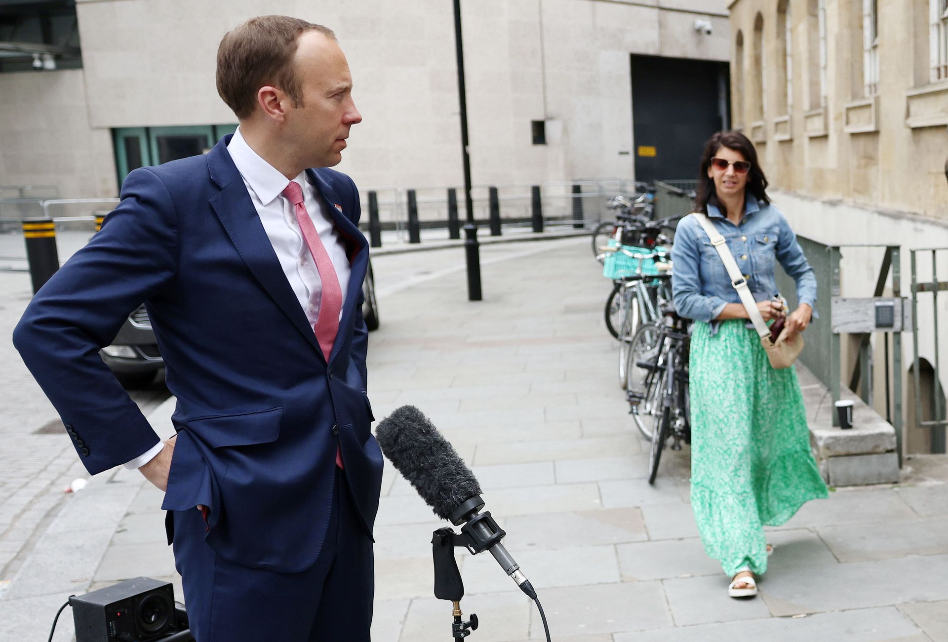 Britain's Health Secretary Matt Hancock and Gina Coladangelo stand outside the BBC headquarters in London, Britain, June 6, 2021. - Sputnik International, 1920, 07.09.2021