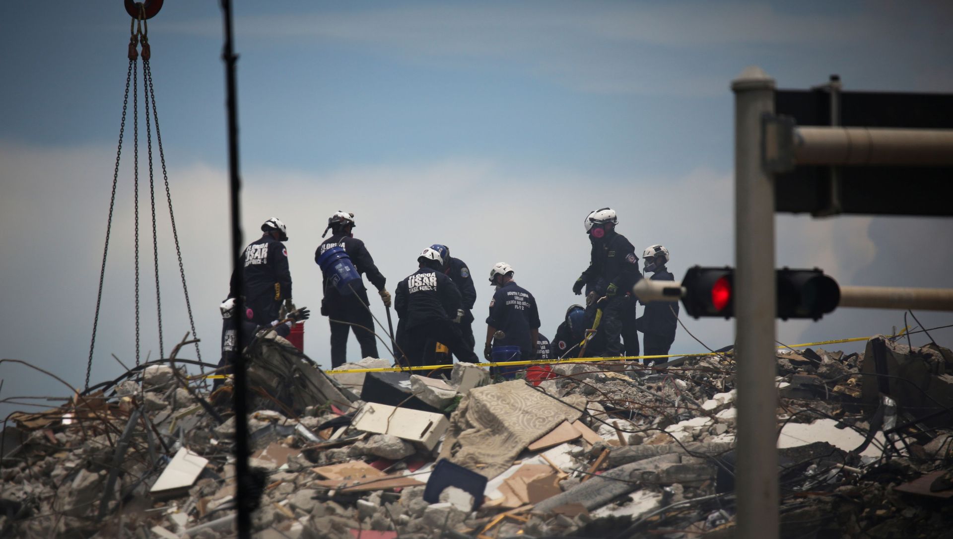 Rescue personnel continues search and rescue operations for survivors of a partially collapsed residential building in Surfside, near Miami Beach, Florida, U.S. June 26, 2021. Rescue personnel continues search and rescue operations for survivors of a partially collapsed residential building in Surfside, near Miami Beach, Florida, U.S. June 26, 2021. - Sputnik International, 1920, 26.06.2021
