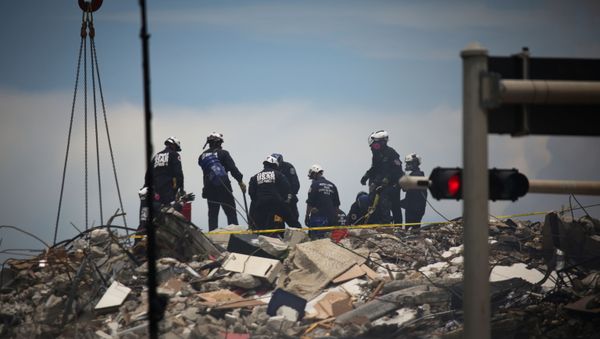 Rescue personnel continues search and rescue operations for survivors of a partially collapsed residential building in Surfside, near Miami Beach, Florida, U.S. June 26, 2021. - Sputnik International