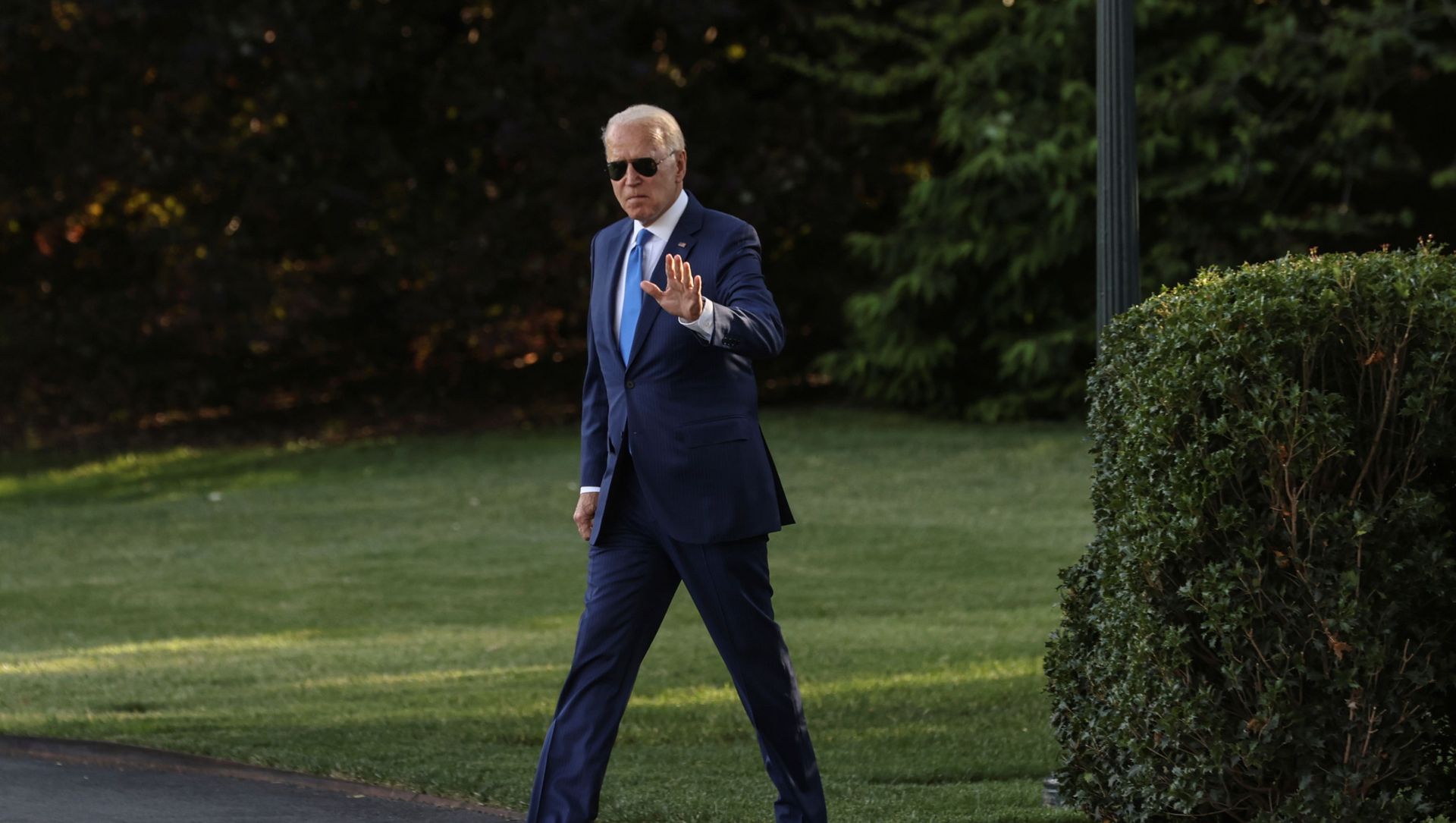 U.S. President Joe Biden waves as he walks to board the Marine One helicopter to depart for Camp David from the White House in Washington, U.S. June 25, 2021. U.S. President Joe Biden waves as he walks to board the Marine One helicopter to depart for Camp David from the White House in Washington, U.S. June 25, 2021. - Sputnik International, 1920, 27.06.2021