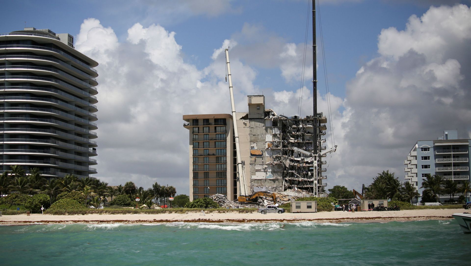 A general view of a partially collapsed residential building as the emergency crews continue search and rescue operations for survivors, in Surfside, near Miami Beach, Florida, U.S. June 27, 2021. A general view of a partially collapsed residential building as the emergency crews continue search and rescue operations for survivors, in Surfside, near Miami Beach, Florida, U.S. June 27, 2021. - Sputnik International, 1920, 28.06.2021
