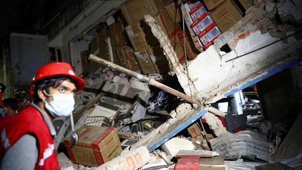 A rescue worker looks on at the site after a blast in a shop that killed several people in Dhaka, Bangladesh, June 27, 2021.  - Sputnik International