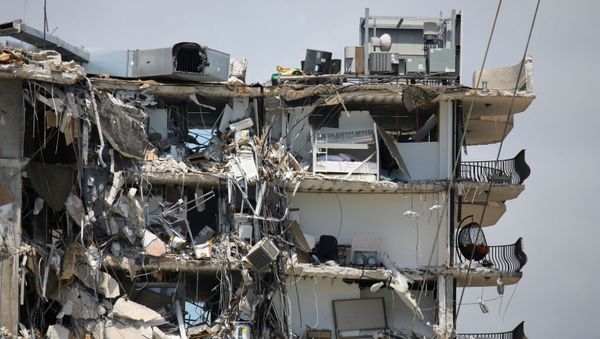 A view of a partially collapsed residential building as the emergency crews continue search and rescue operations for survivors, in Surfside, near Miami Beach, Florida, U.S. June 27, 2021 - Sputnik International