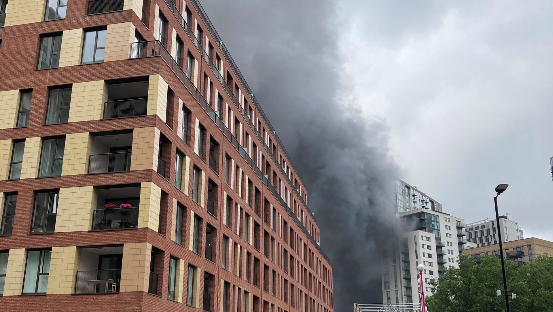 Smoke rises from the fire near Elephant and Castle station in London Smoke rises from the fire near Elephant and Castle station in London - Sputnik International, 1920, 28.06.2021