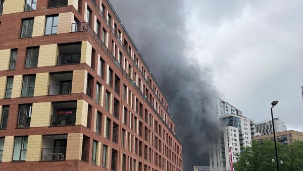 Smoke rises from the fire near Elephant and Castle station in London - Sputnik International