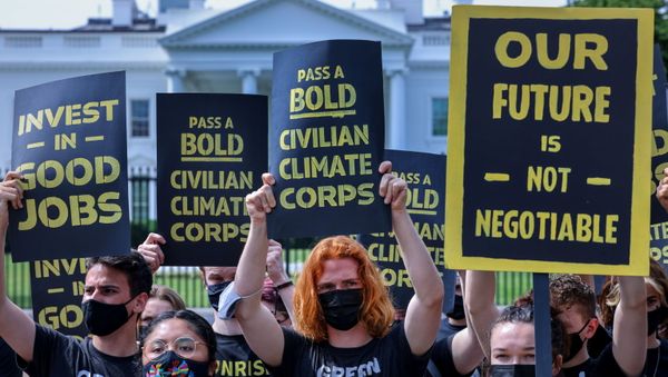 The Sunrise Movement demonstrate outside the White House demanding action on climate change and green jobs in Washington - Sputnik International