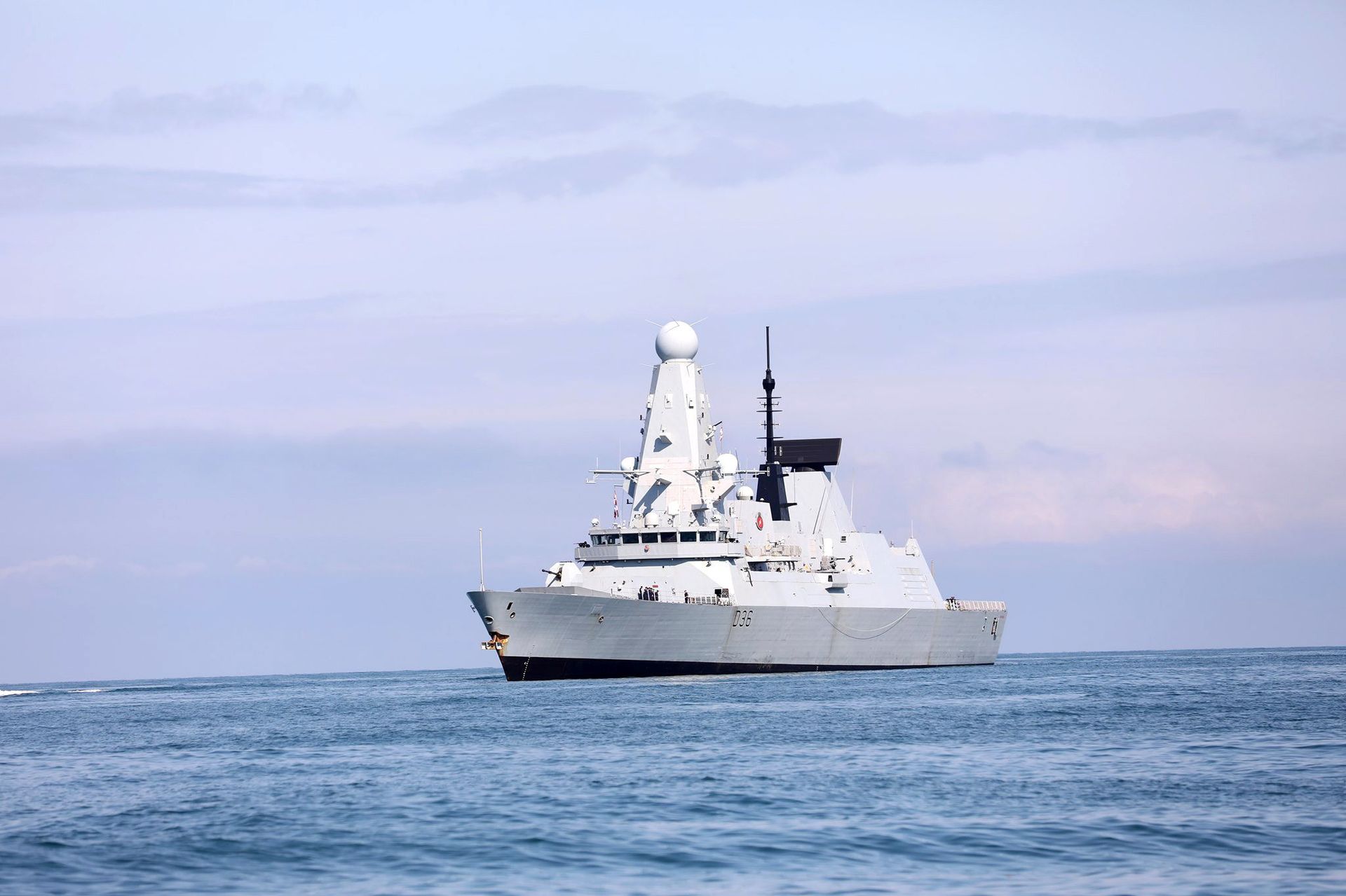 The British Royal Navy warship HMS Defender approaches the Black Sea port of Batumi, Georgia, June 26, 2021 - Sputnik International, 1920, 07.09.2021
