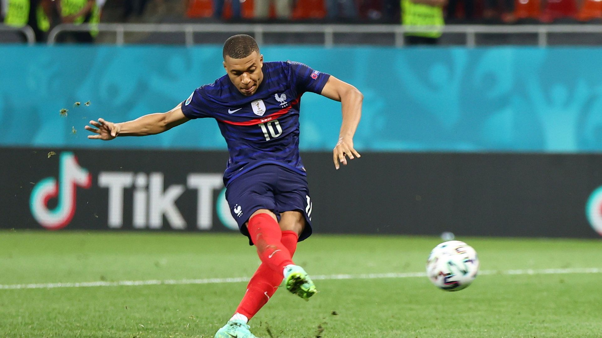 Soccer Football - Euro 2020 - Round of 16 - France v Switzerland - National Arena Bucharest, Bucharest, Romania - June 29, 2021 France's Kylian Mbappe has a penalty saved by France's Hugo Lloris during the shoot-out Soccer Football - Euro 2020 - Round of 16 - France v Switzerland - National Arena Bucharest, Bucharest, Romania - June 29, 2021 France's Kylian Mbappe has a penalty saved by France's Hugo Lloris during the shoot-out - Sputnik International, 1920, 29.06.2021