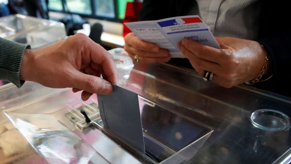 A person casts a vote at a polling station during the second round of French regional and departmental elections, in Velizy-Villacoublay, France June 27, 2021.  - Sputnik International