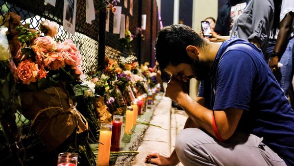Leo Soto, 25, who lost his friend in the disaster, reacts as people hang up signs of missing residents from the partial collapse in Surfside where the rescue personnel continue their search for victims the day after, in Surfside near Miami Beach, Florida, U.S., June 25, 2021 - Sputnik International