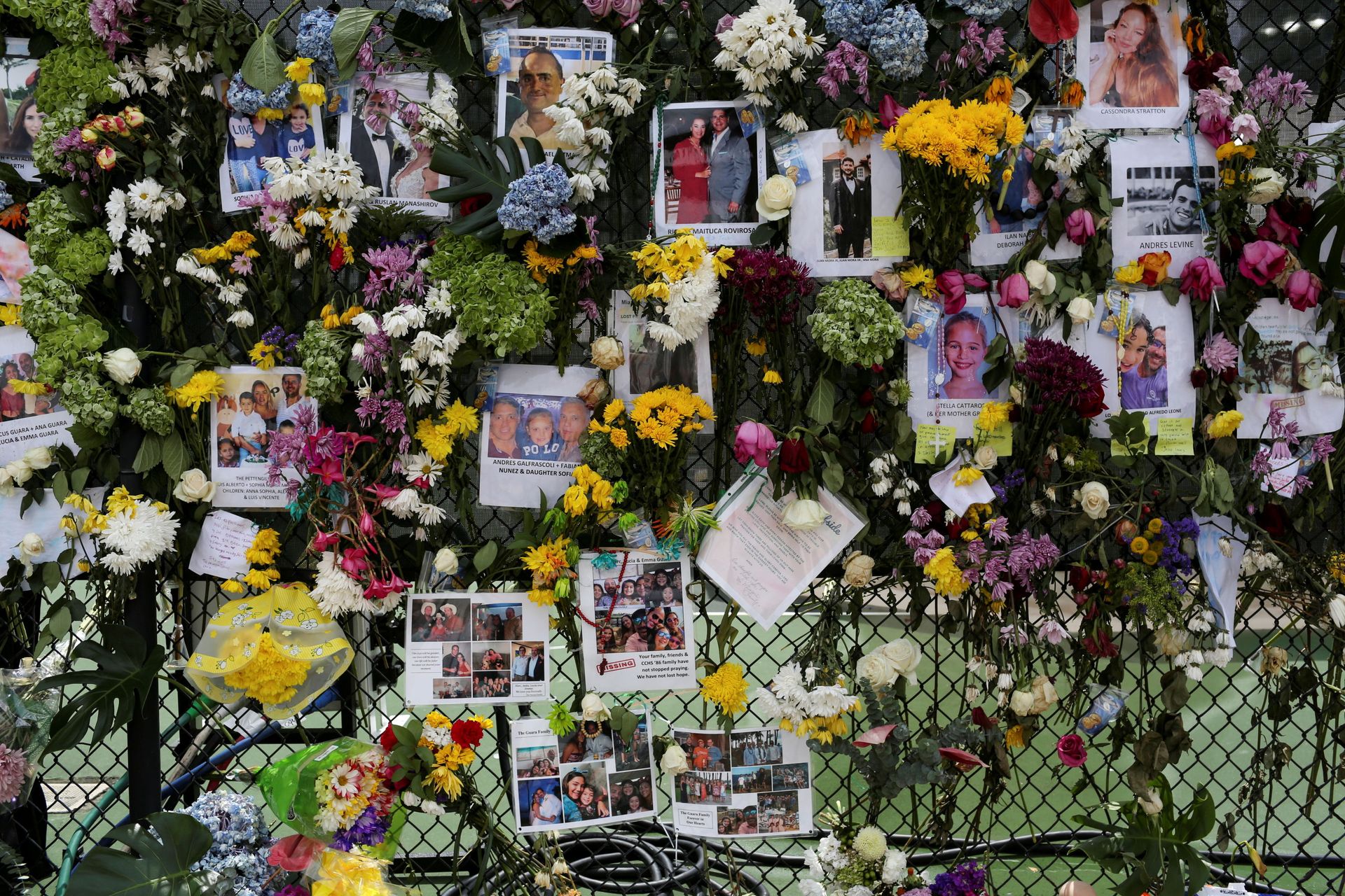 Photos and flowers hang in a fence at a memorial site created by neighbors in front of a partially collapsed residential building as the emergency crews continue search and rescue operations for survivors, in Surfside, near Miami Beach, Florida, U.S. June 29, 2021 Photos and flowers hang in a fence at a memorial site created by neighbors in front of a partially collapsed residential building as the emergency crews continue search and rescue operations for survivors, in Surfside, near Miami Beach, Florida, U.S. June 29, 2021 - Sputnik International, 1920, 07.09.2021