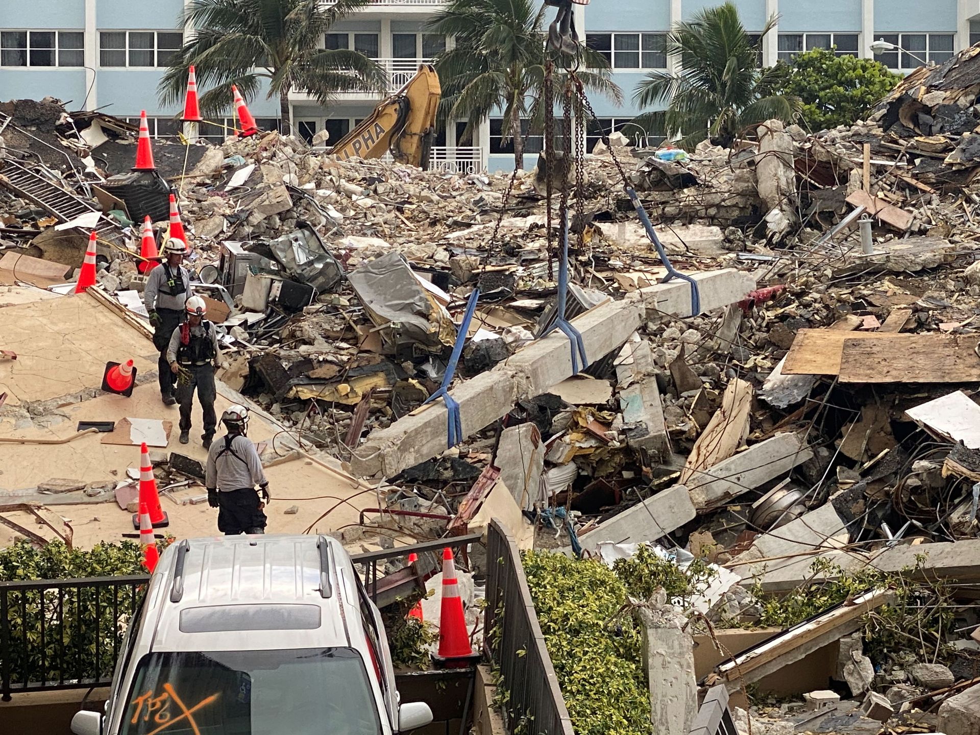 Members of the Urban Search and Rescue Florida Task Force 3 heavy rigging team work at the site of a partially collapsed residential building in Surfside, near Miami Beach, Florida, June 28, 2021 Members of the Urban Search and Rescue Florida Task Force 3 heavy rigging team work at the site of a partially collapsed residential building in Surfside, near Miami Beach, Florida, June 28, 2021 - Sputnik International, 1920, 07.09.2021