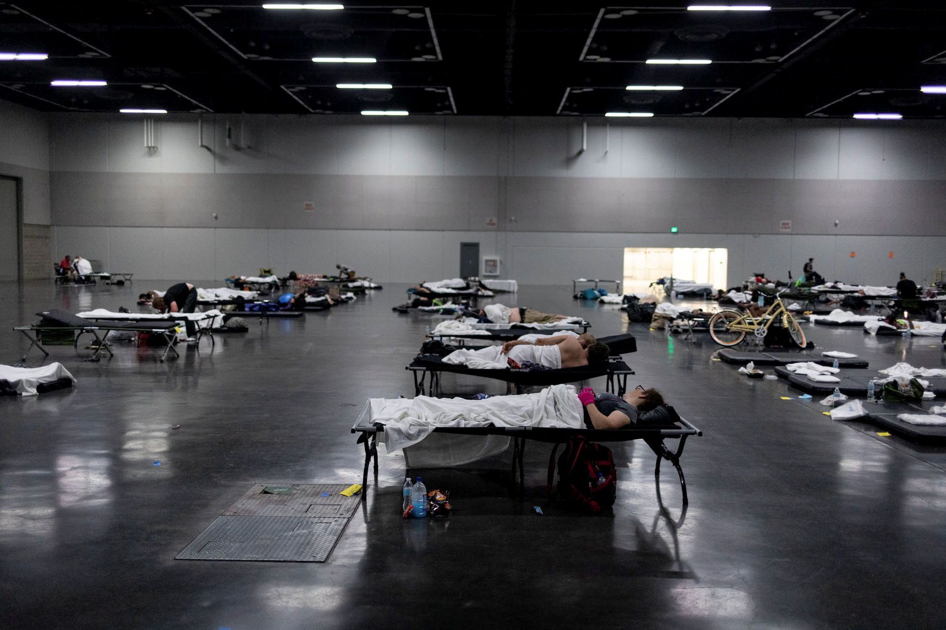People sleep at a cooling shelter set up during an unprecedented heat wave in Portland, Oregon, U.S. June 27, 2021. - Sputnik International, 1920, 07.09.2021