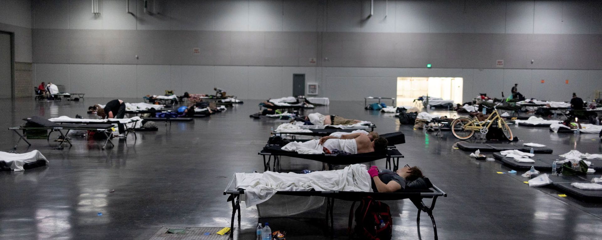 People sleep at a cooling shelter set up during an unprecedented heat wave in Portland, Oregon, U.S. June 27, 2021. - Sputnik International, 1920, 28.06.2023