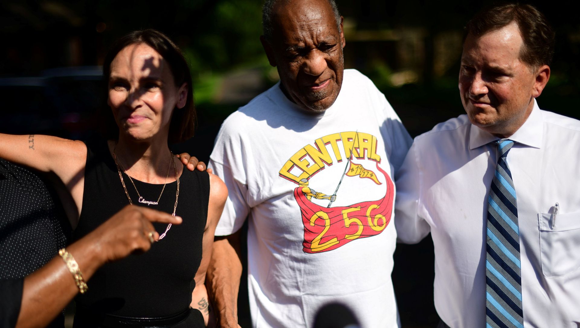 Bill Cosby is welcomed outside his home after Pennsylvania's highest court overturned his sexual assault conviction and ordered him released from prison immediately, in Elkins Park, Pennsylvania, U.S., June 30, 2021. At left is lawyer Jennifer Bonjean. Bill Cosby is welcomed outside his home after Pennsylvania's highest court overturned his sexual assault conviction and ordered him released from prison immediately, in Elkins Park, Pennsylvania, U.S., June 30, 2021. At left is lawyer Jennifer Bonjean. - Sputnik International, 1920, 01.07.2021