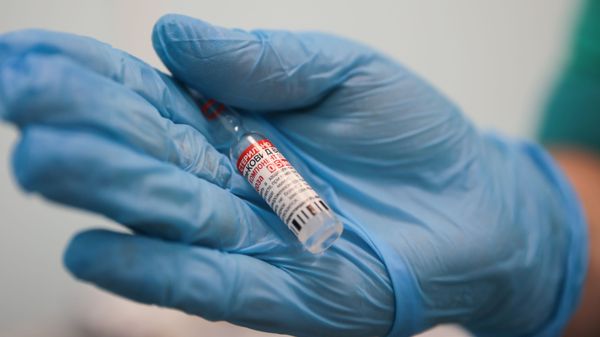 A medic prepares a dose of Russian Gam-COVID-VAK (trademark Sputnik V) coronavirus vaccine in the shopping mall Gostiny Dvor, in Tula, Russia. - Sputnik International