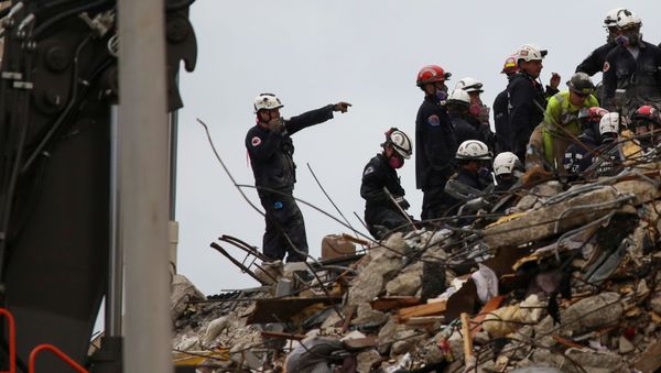 Rescue personnel continue the search and rescue operation for survivors at the site of a partially collapsed residential building in Surfside, near Miami Beach, Florida, U.S. June 30, 2021 - Sputnik International