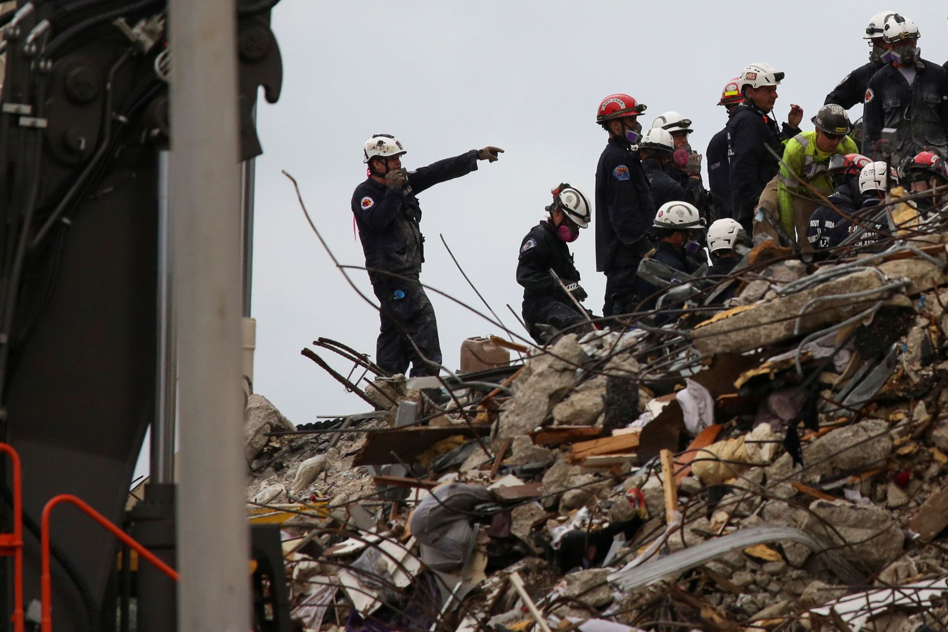 Rescue personnel continue the search and rescue operation for survivors at the site of a partially collapsed residential building in Surfside, near Miami Beach, Florida, U.S. June 30, 2021 Rescue personnel continue the search and rescue operation for survivors at the site of a partially collapsed residential building in Surfside, near Miami Beach, Florida, U.S. June 30, 2021 - Sputnik International, 1920, 07.09.2021